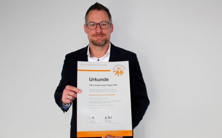Mann mit Urkunde in der Hand